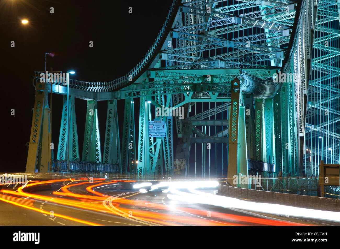 Widnes-Runcorn Silver Jubilee Bridge, fotografato di notte con una lunga esposizione per produrre luce-sentieri Foto Stock