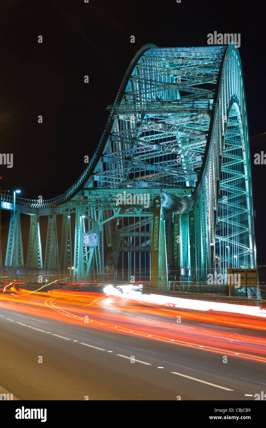 Widnes-Runcorn Silver Jubilee Bridge, fotografato di notte con una lunga esposizione per produrre luce-sentieri Foto Stock