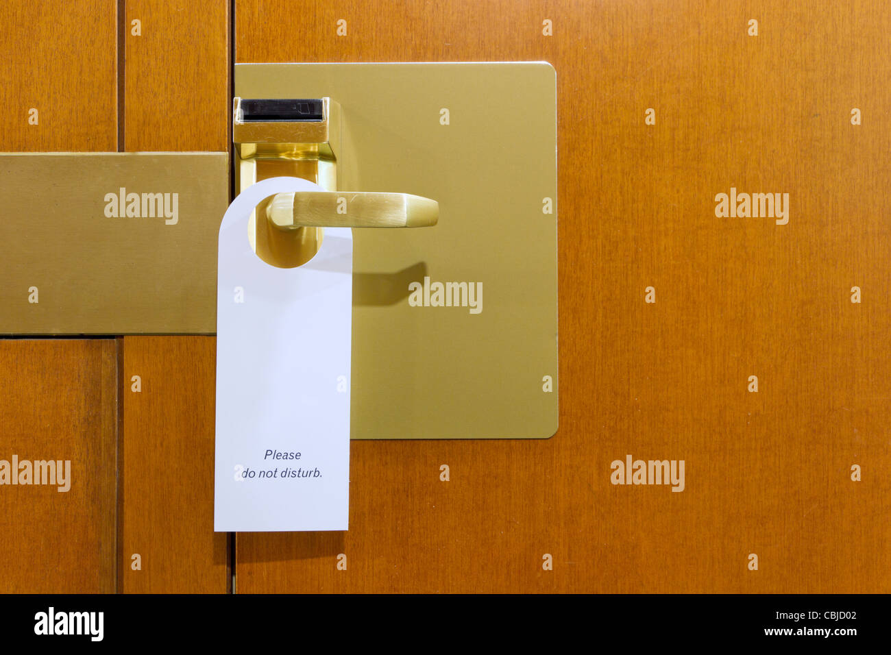 Classic non disturbare segno su ottone e legno hotel porta della camera pulita con copyspace per il testo Foto Stock Classic non disturbare segno su ottone e legno hotel porta della camera pulita con copyspace per il testo Foto Stock