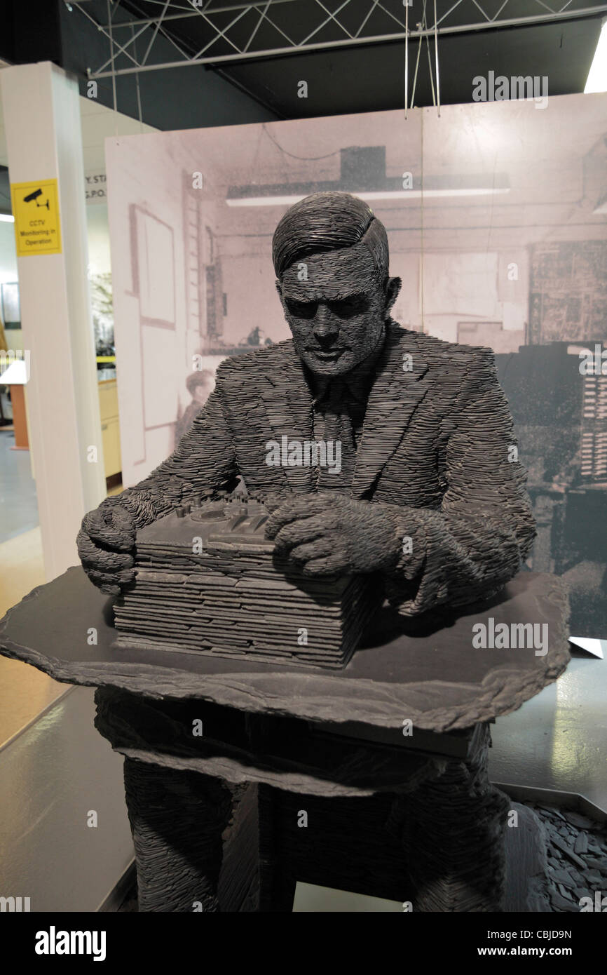 Un insolito scultura in ardesia di Alan Turing (da Stephen bollitore) in Bletchley Park, Bletchley, Buckinghamshire, UK. Foto Stock