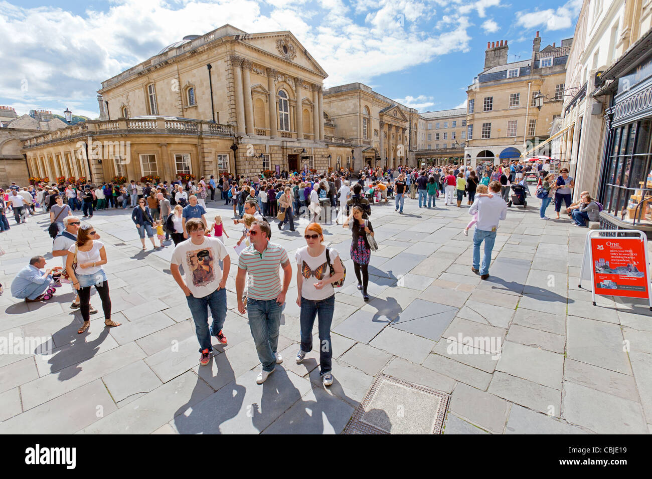 Turisti e visitatori visitare l'Abbazia di Bath e Bagni Romani, Vasca Spa, Inghilterra. Foto Stock