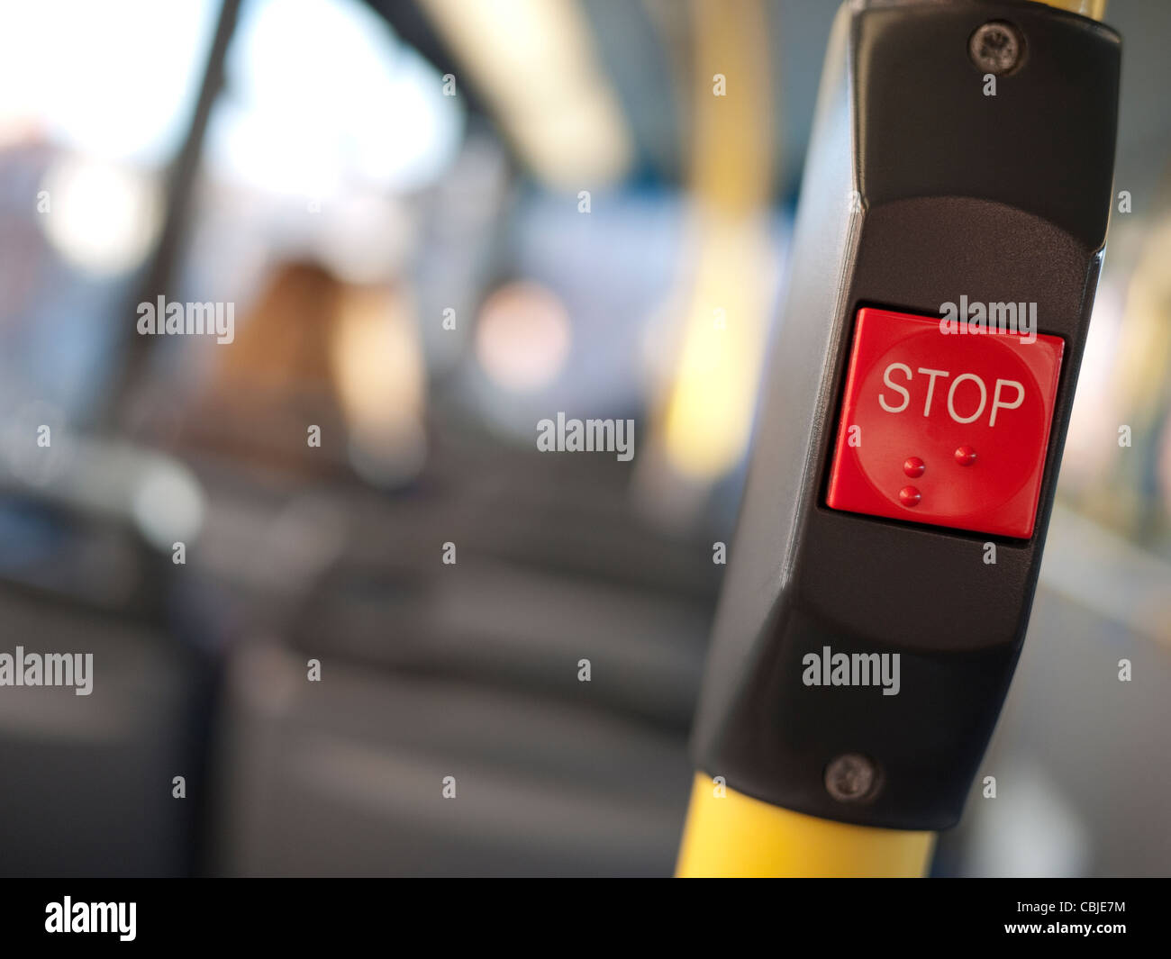 I mezzi di trasporto pubblici, bus stop pulsante rosso Foto Stock