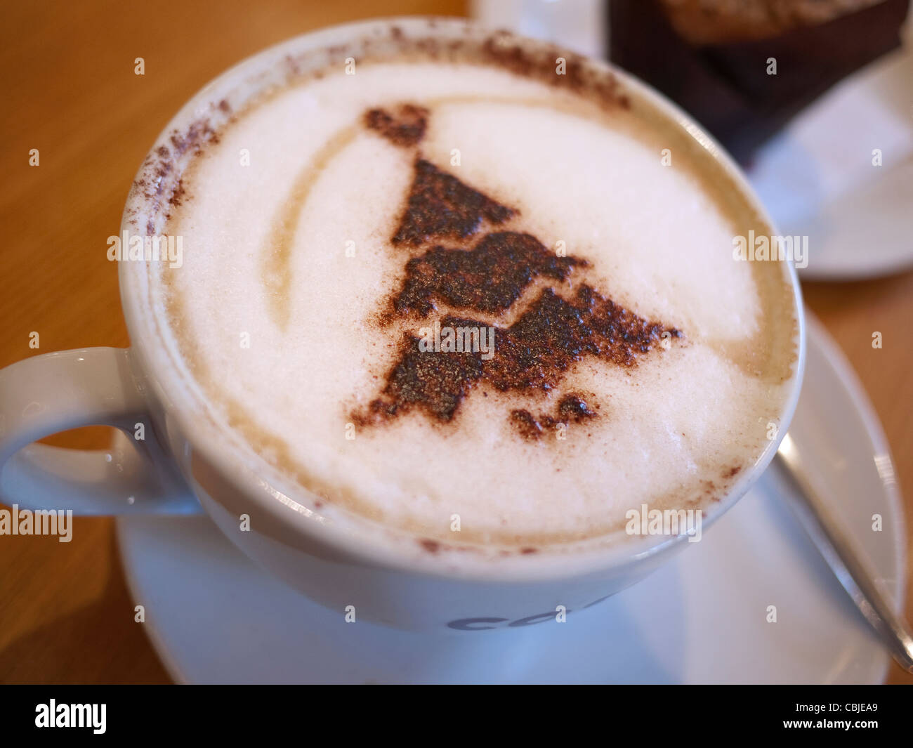 Albero di natale a tema per caffè cappuccino Foto Stock