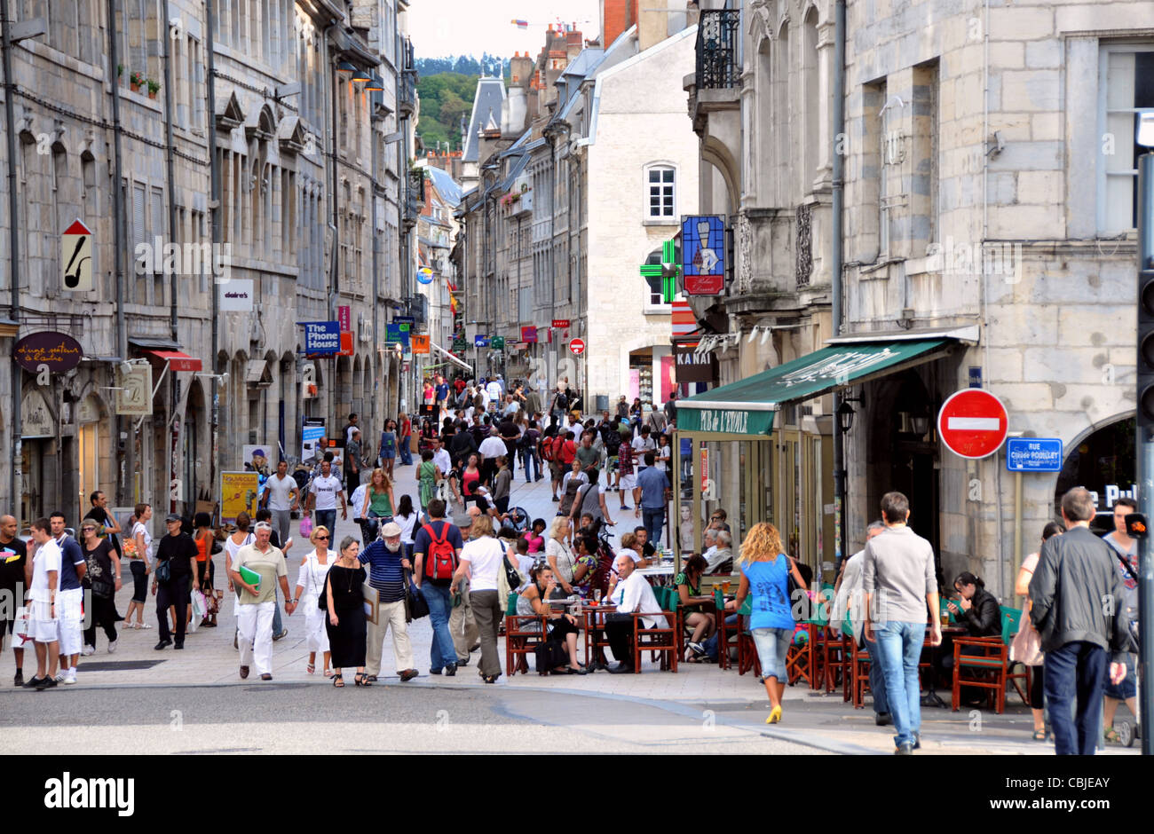 La gente sulla Grande-Rue, centro storico di Besançon, Giura, Franche Comte, Francia orientale, Europa Foto Stock