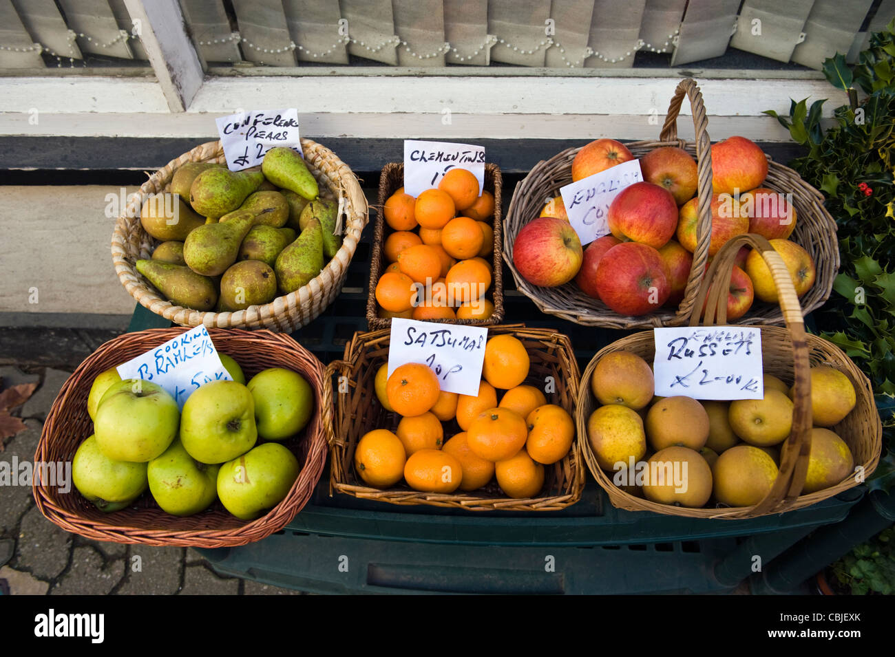 Frutta fresca per la vendita al di fuori del negozio di alimentari su high street a Kington Herefordshire England Regno Unito Foto Stock