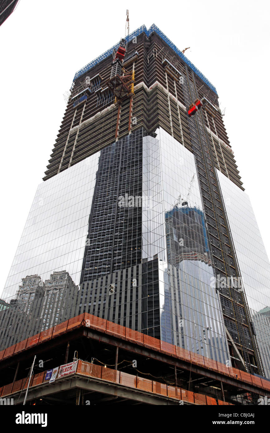 La riflessione di 1 World Trade Center aka Un WTC aka Freedom Tower a Ground Zero e di costruzione sito in New York Foto Stock