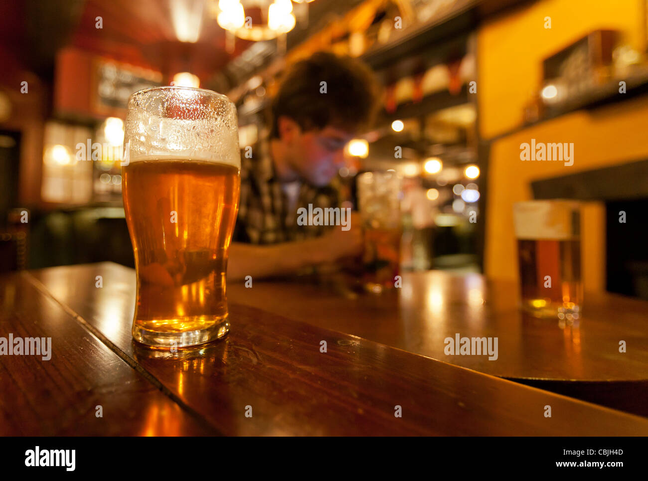 Giovane uomo gustando una birra in un pub di Londra Foto Stock