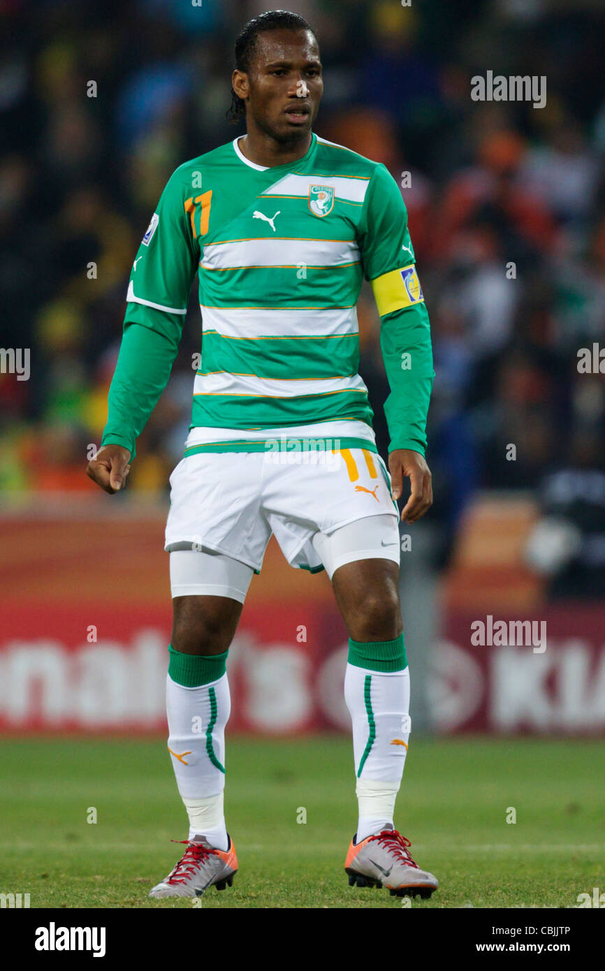 Costa d'Avorio team capitano Didier Drogba in azione durante una 2010 Coppa del Mondo FIFA Gruppo match contro il Brasile. Foto Stock