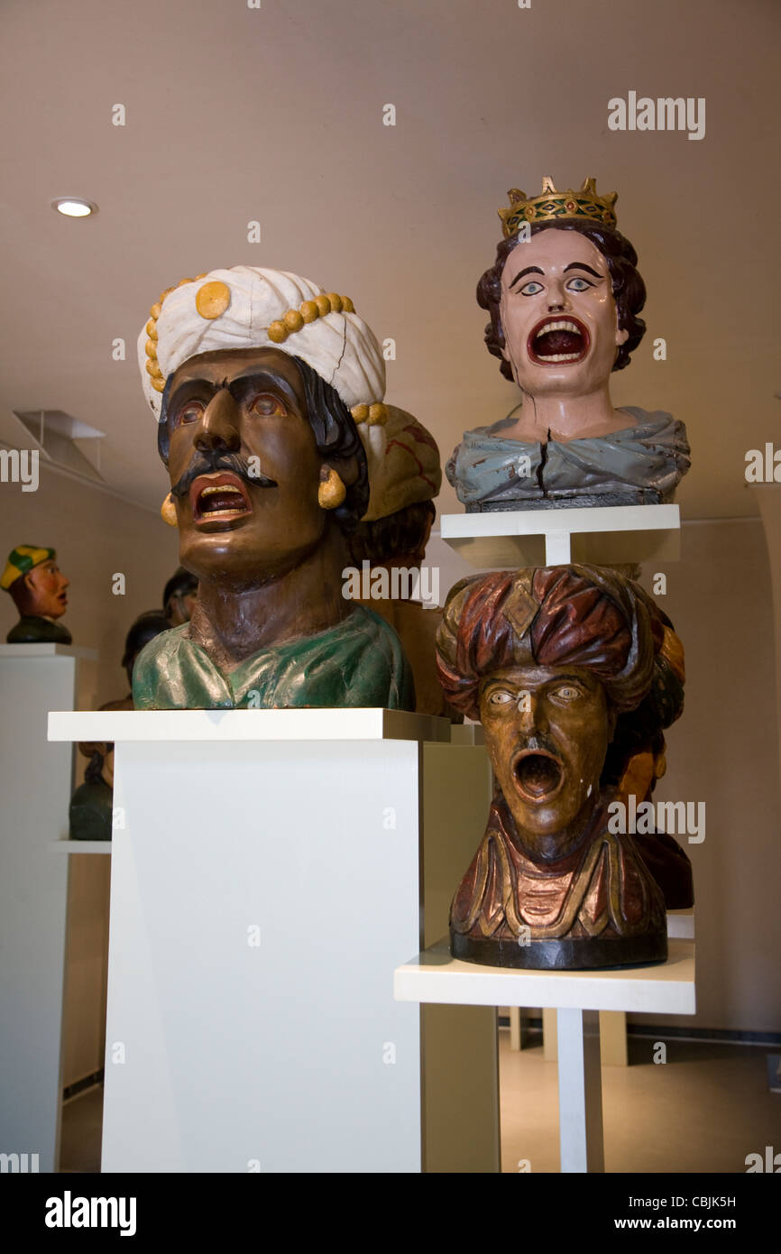 Teste Gaper tradizionalmente utilizzato per identificare una farmacia in Olanda, museo Zuiderzee, Enkhuizen, Paesi Bassi Foto Stock