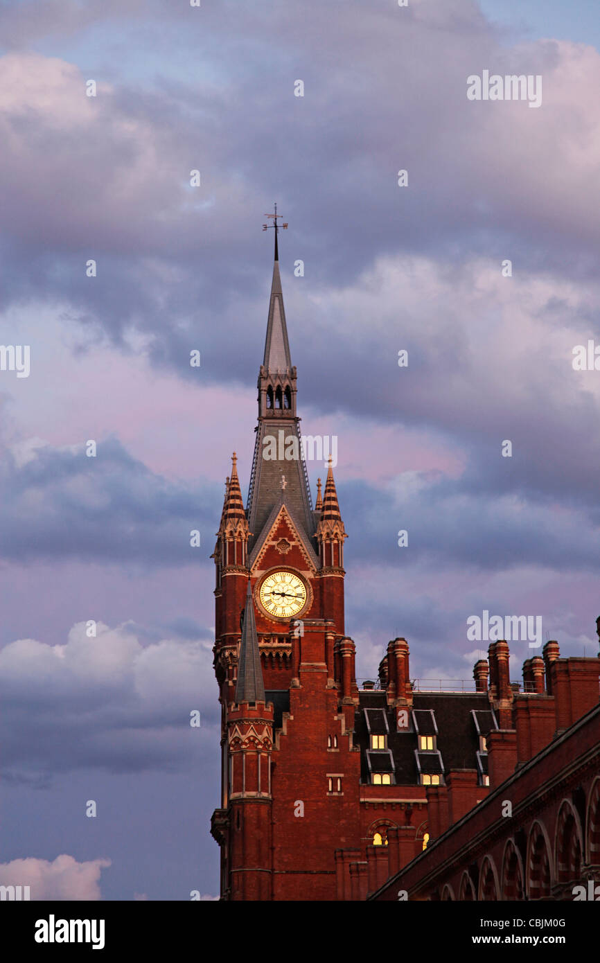 La stazione di St Pancras clock tower, Londra, Inghilterra Foto Stock