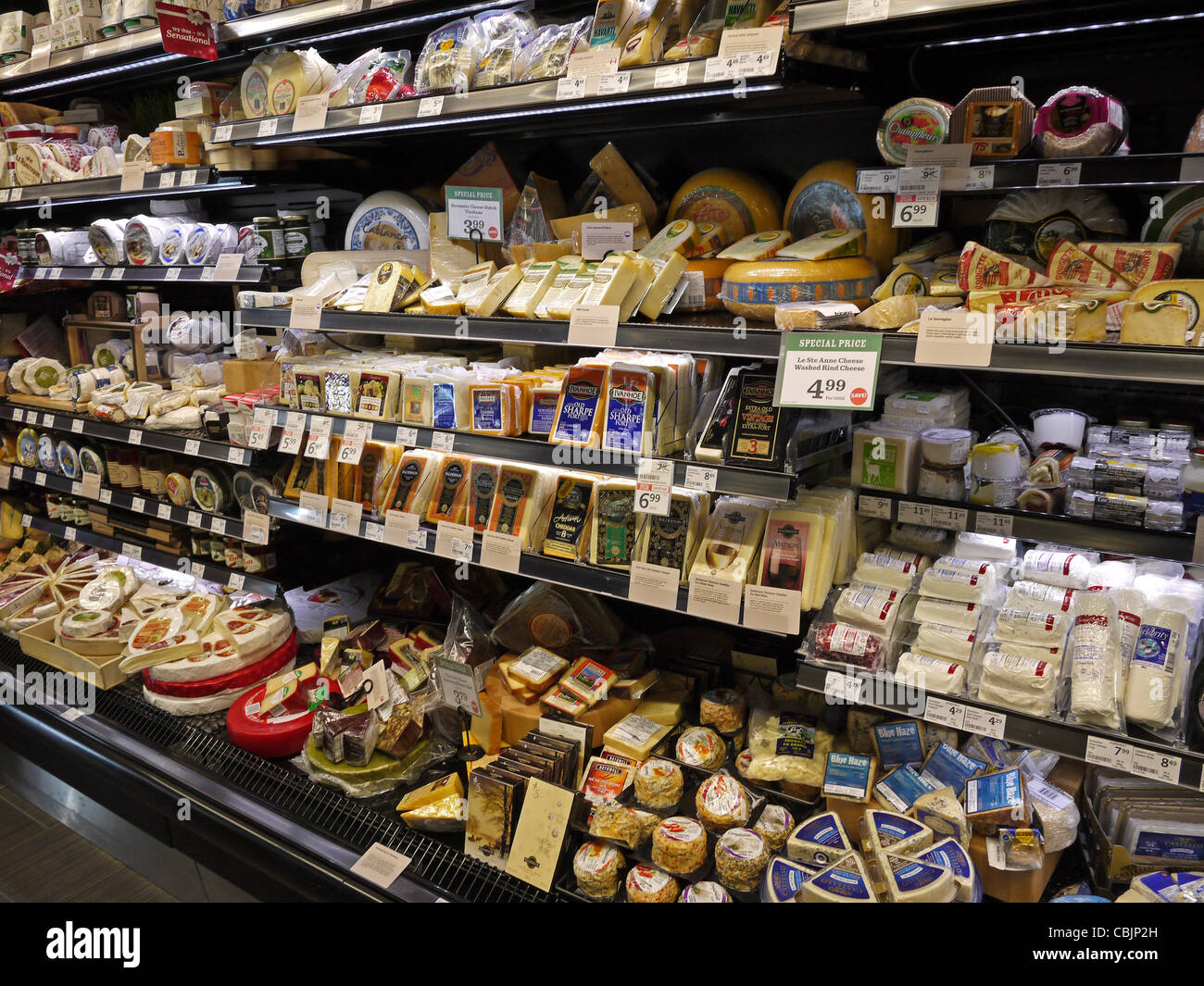 Ampia selezione di formaggi nel supermercato gourmet Foto Stock