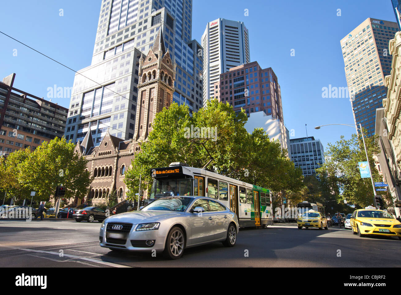 Trasporto pubblico e privato in Melbourne Australia architettura strade soleggiate taxi 's sulle vetture di strade strade Foto Stock
