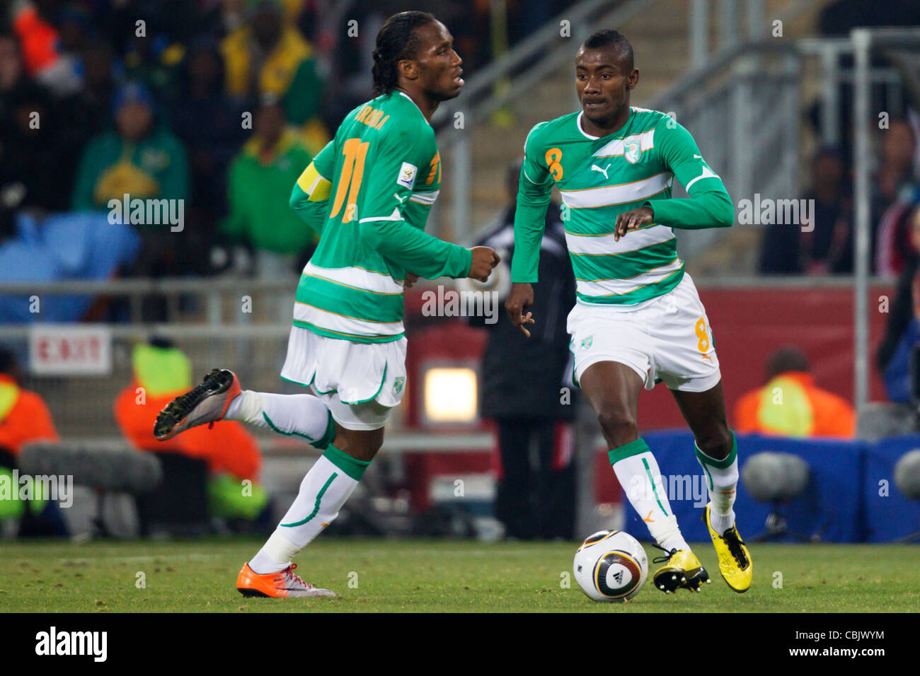 Salomon Kalou della Costa d'Avorio (R) in azione con il suo compagno di squadra Didier Drogba (L) durante un 2010 FIFA World Cup match contro il Brasile. Foto Stock