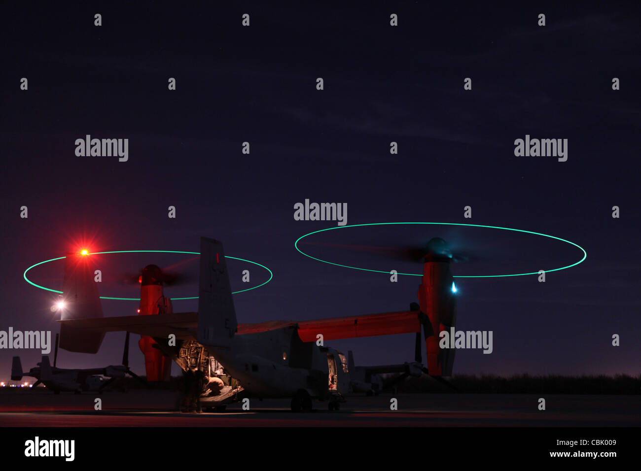 Aviazione marina di armi e tattiche di uno squadrone MV-22 Osprey nella notte tempo di esposizione Foto Stock