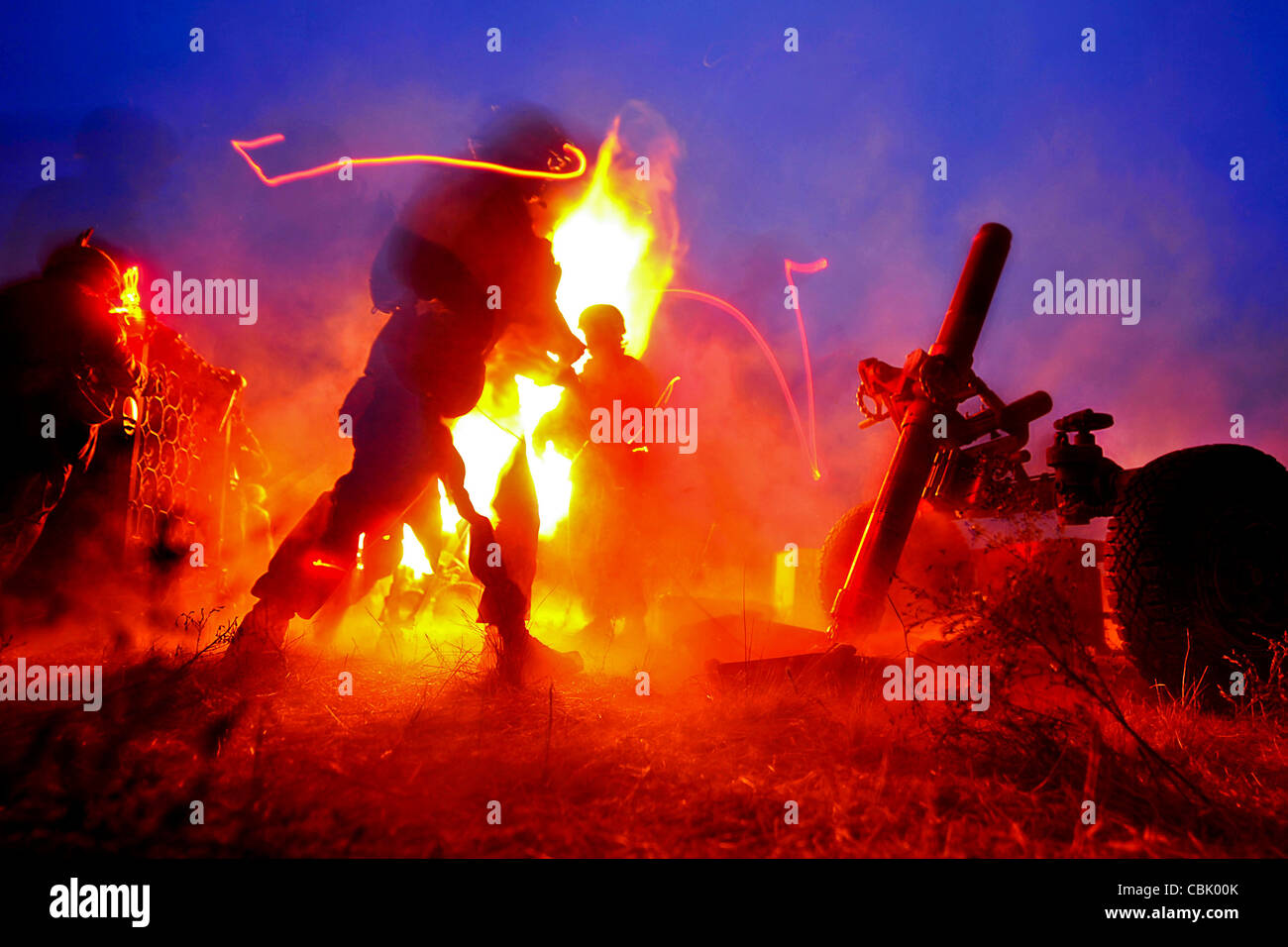 Marines americani sparando 120m sistema di malta di notte. Foto Stock