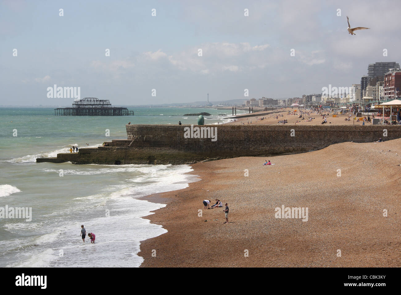 La spiaggia di Brighton e il Molo Ovest dal Molo di Brighton Foto Stock