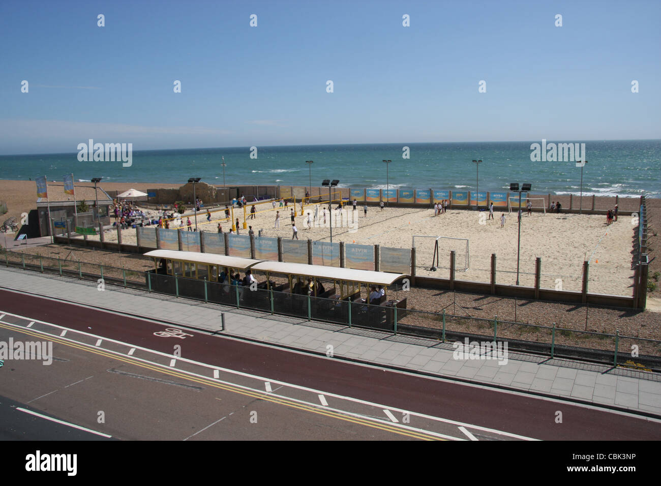Yellowave Beach impianto sportivo presso la spiaggia di Brighton e Volks ferrovia elettrica Foto Stock