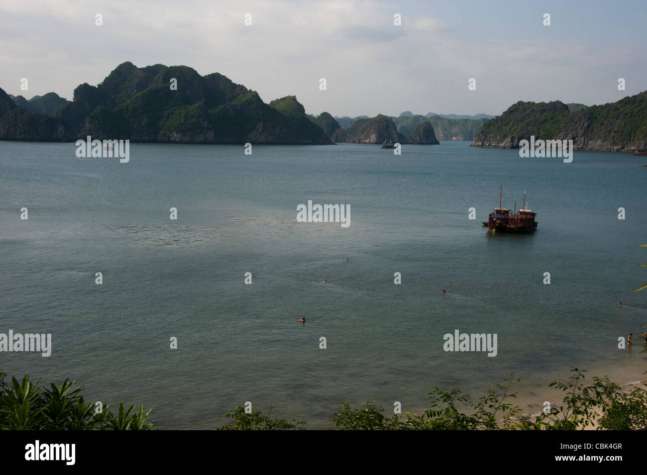 Nuotare nel mare, Monkey Island Beach, ormeggiata junk Foto Stock