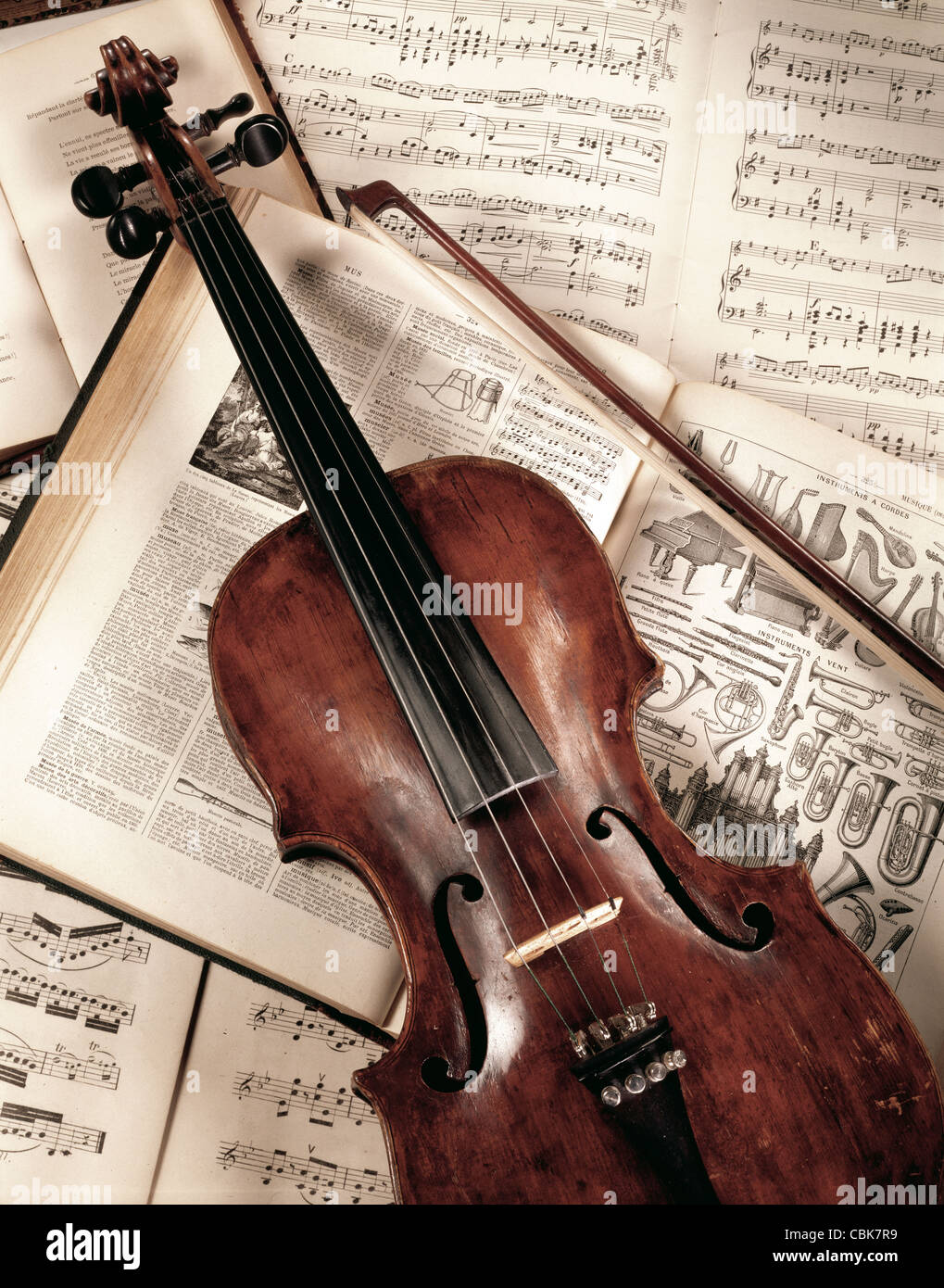 Il violino, la prua e la carta da musica Foto Stock