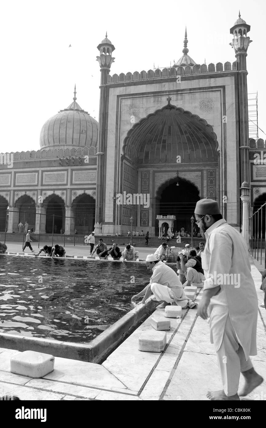 Mussulmani devoti di lavaggio delle mani e gambe prima di preghiera a Juma Masjid, New Delhi, India Foto Stock