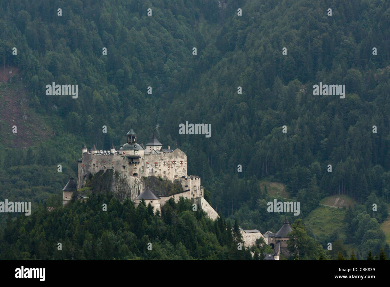 Il castello di Hohenwerfen in Austria sulle Alpi backgrond Foto Stock
