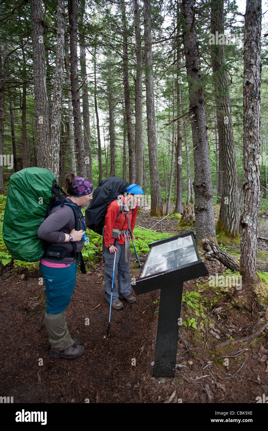Il trekking di lettura di un segno interpretative. Chilkoot Trail. L'Alaska. Stati Uniti d'America Foto Stock