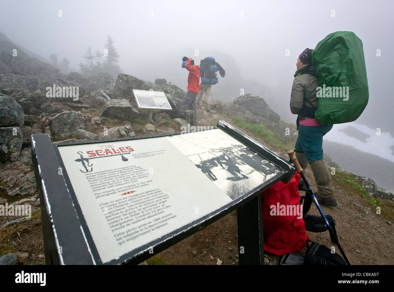 Il trekking e le indicazioni interpretative alle scale. Chilkoot Trail. L'Alaska. Stati Uniti d'America Foto Stock