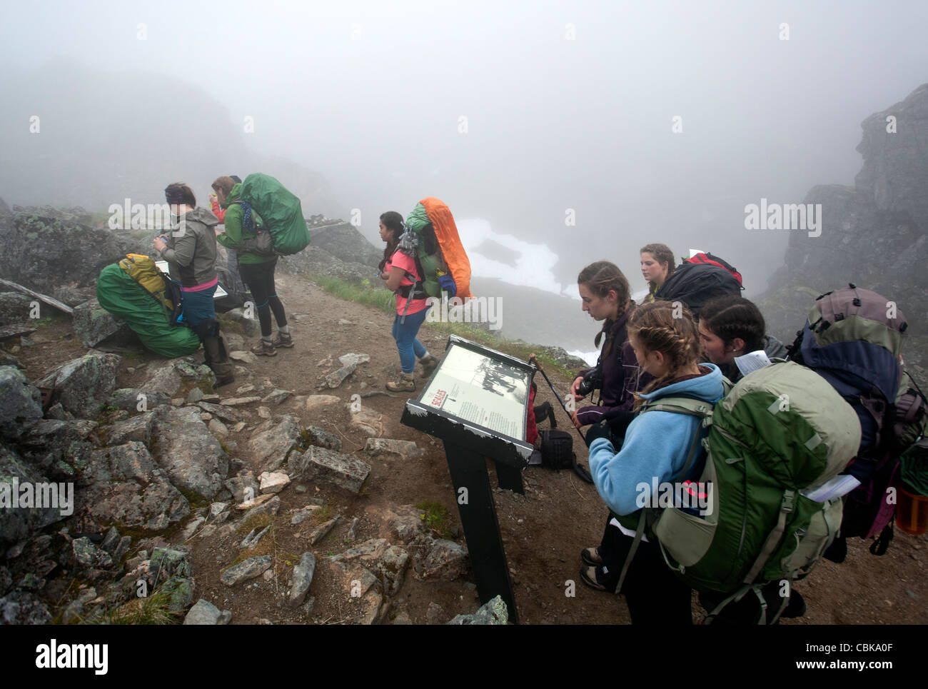 Il trekking di lettura di un segno interpretative. La bilancia. Chilkoot Trail. L'Alaska. Stati Uniti d'America Foto Stock