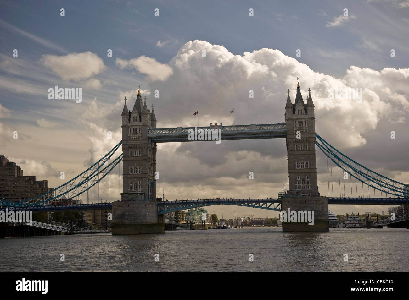 Il Tower Bridge sul fiume Tamigi, London, Regno Unito Foto Stock