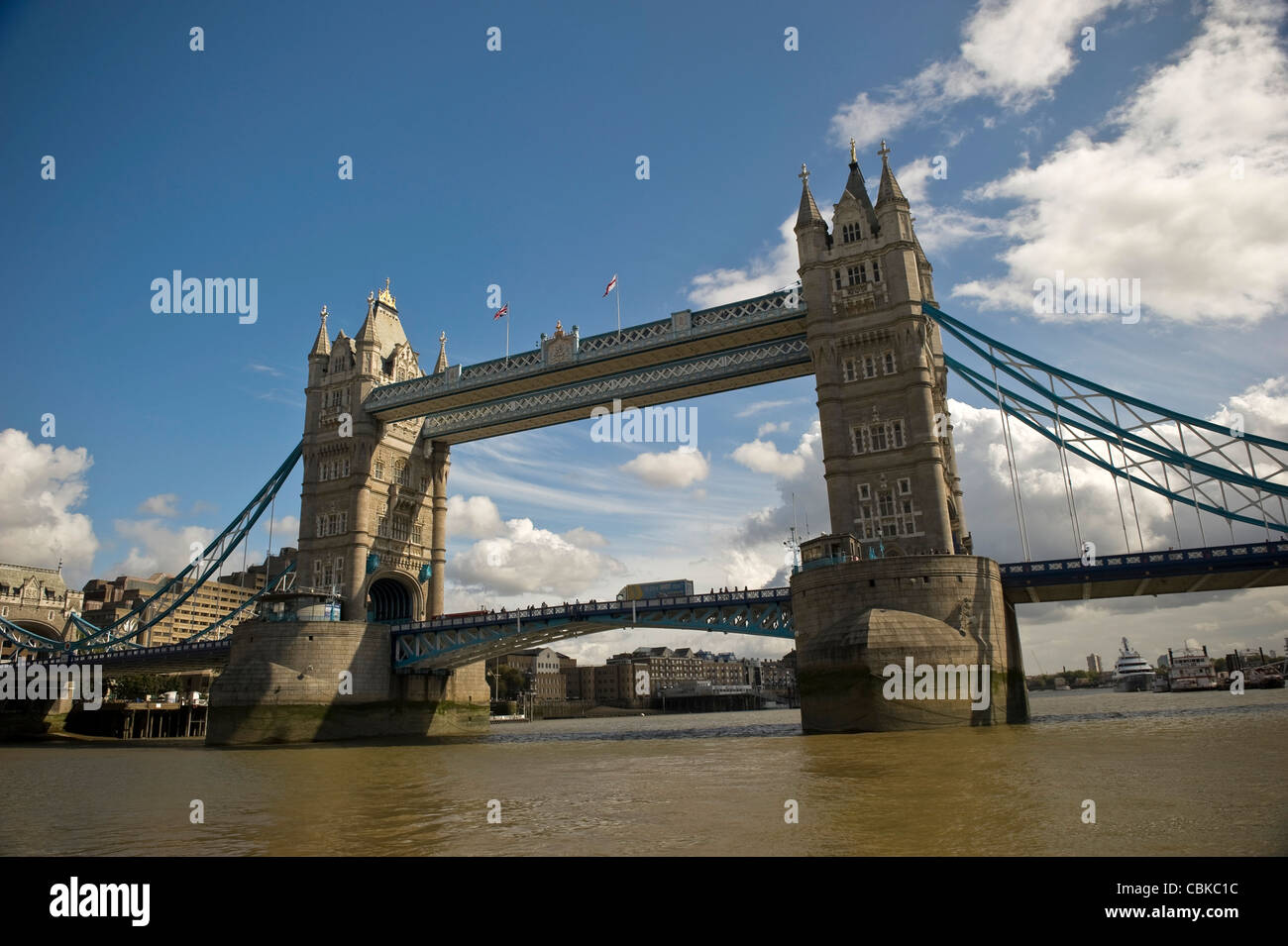 Il Tower Bridge sul fiume Tamigi, London, Regno Unito Foto Stock