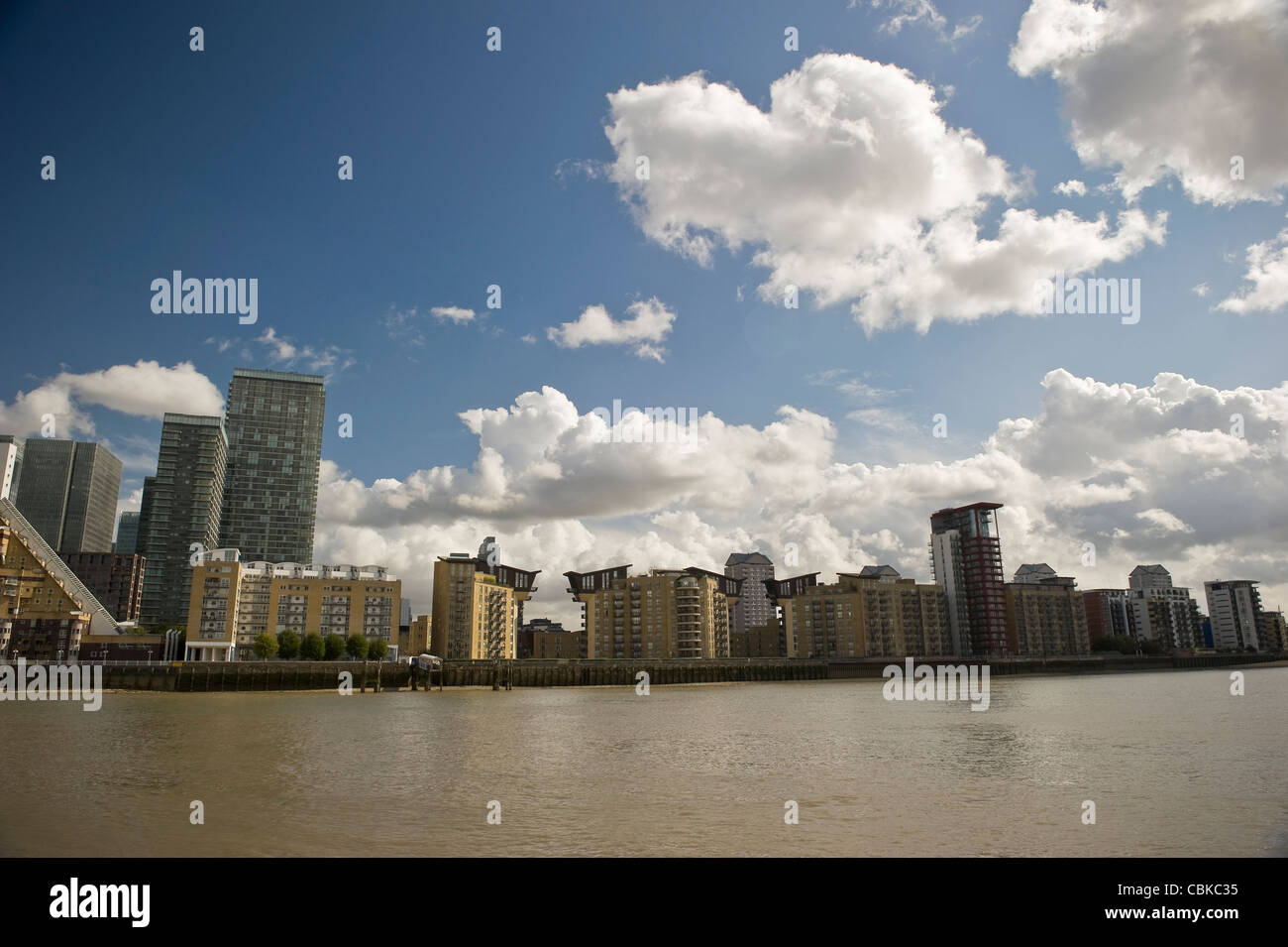 Riverside torre residenziale blocchi nelle Docklands di Londra, Regno Unito Foto Stock