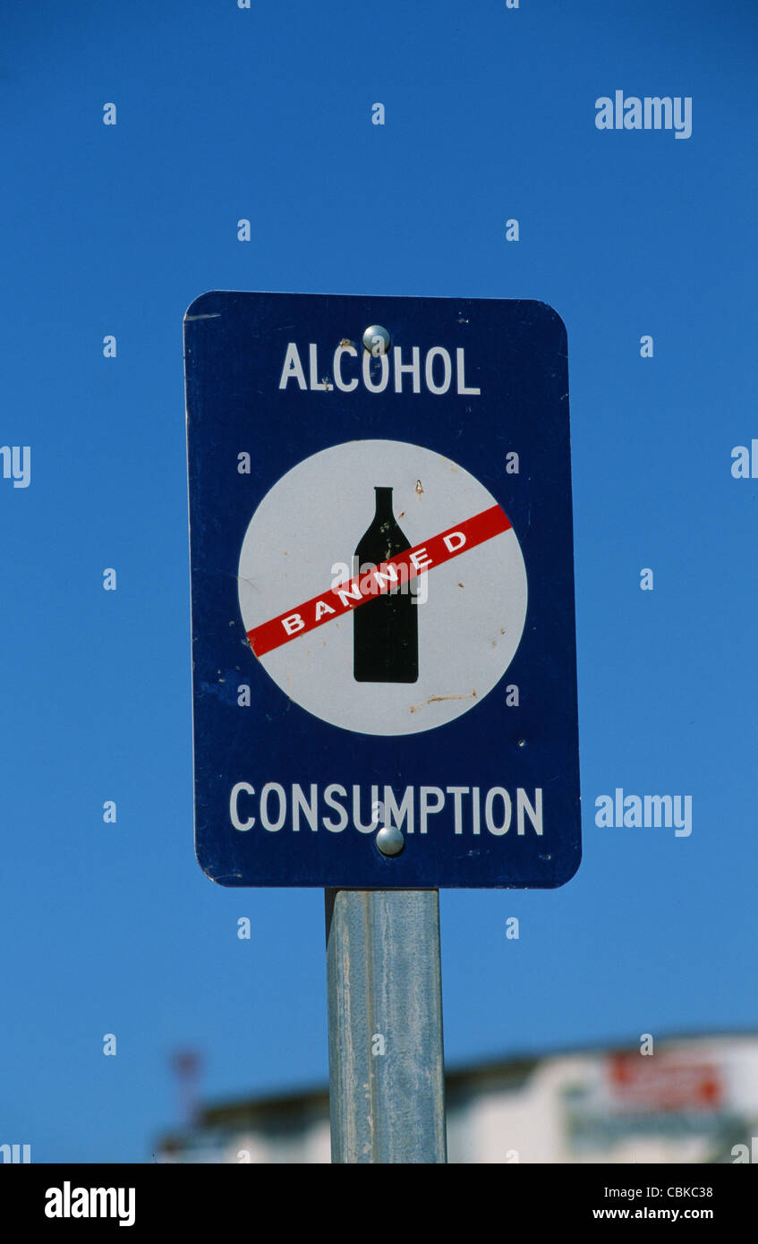 La firma che indica che "nessun consumo di alcol' visto in spazi pubblici e luoghi in Australia per ridurre l ebbrezza di indigeni Foto Stock