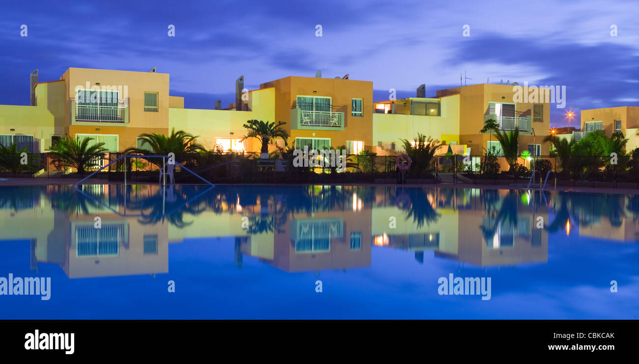 Complesso di appartamenti Corralejo Fuerteventura Isole Canarie Spagna al crepuscolo Foto Stock