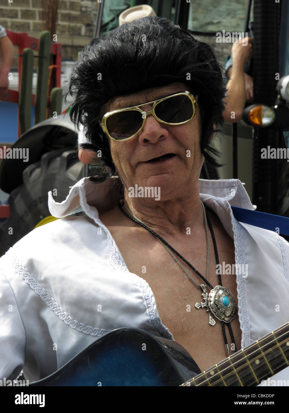 Uomo vestito in costume di Elvis durante la sfilata di Carnevale nel  Derbyshire village di Bakewell Peak District Inghilterra Foto stock - Alamy
