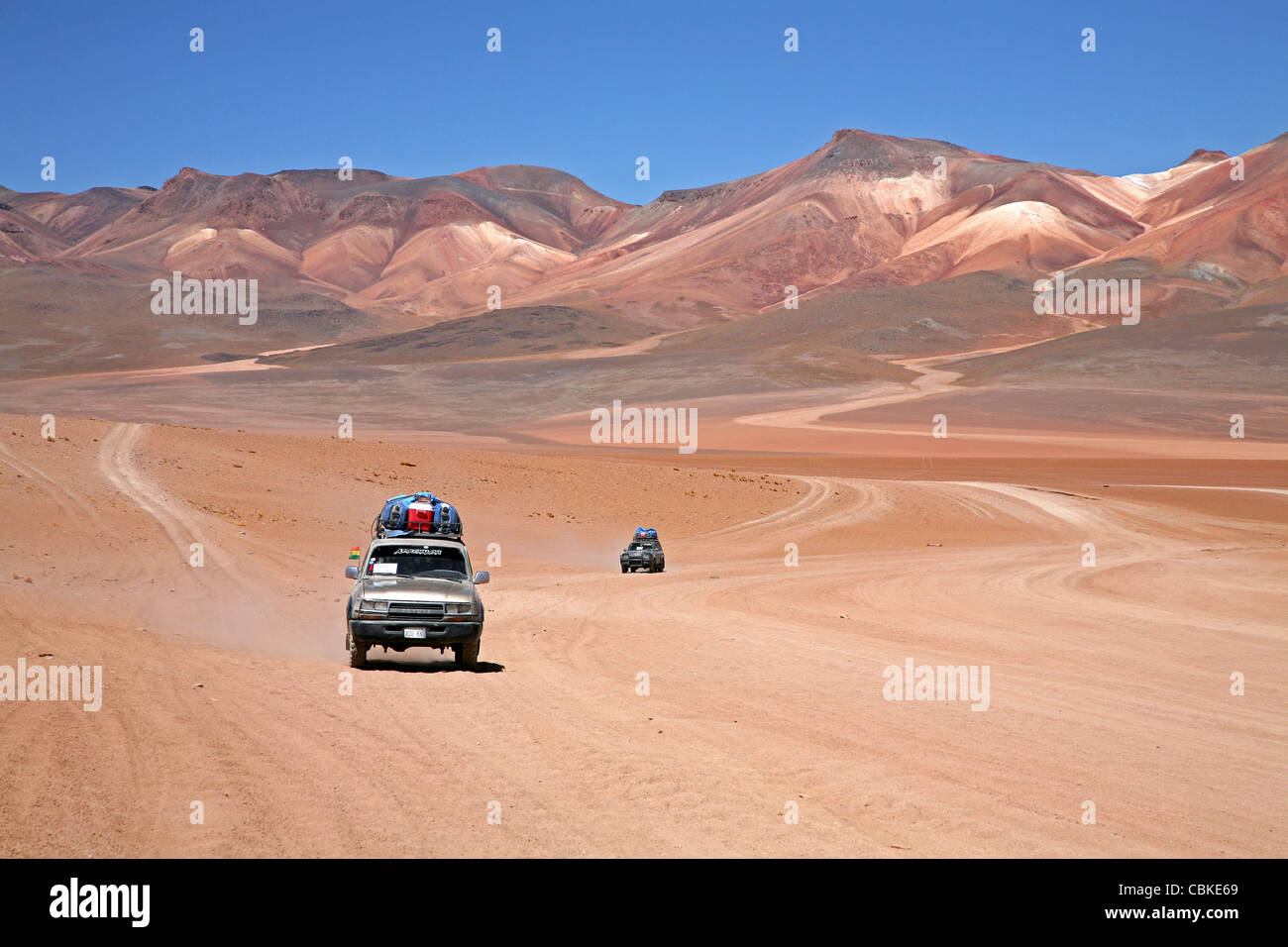 Quattro ruote motrici guida su dirt-track sull'Altiplano in Bolivia Foto Stock