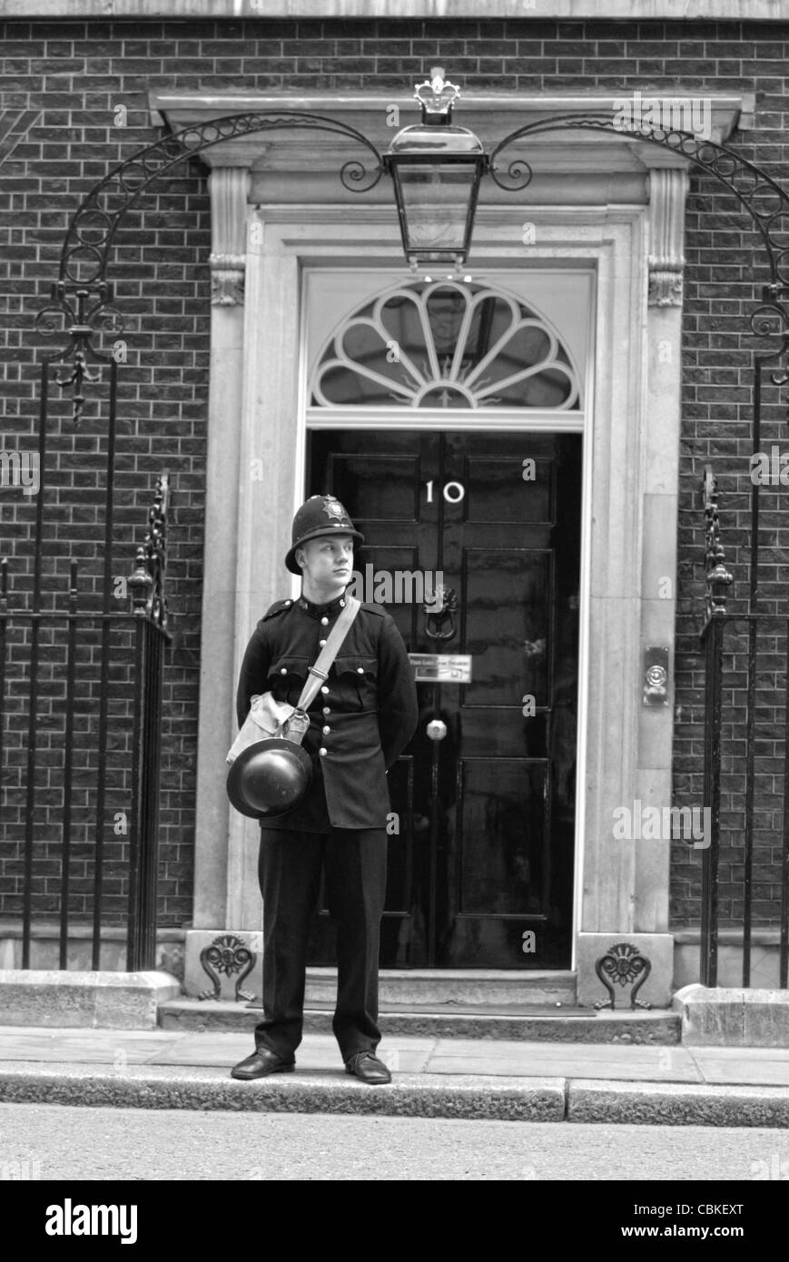Un attore vestito come un 1940 British poliziotto si erge al di fuori 10 Downing Street a Westminster Londra. Foto di James Boardman Foto Stock