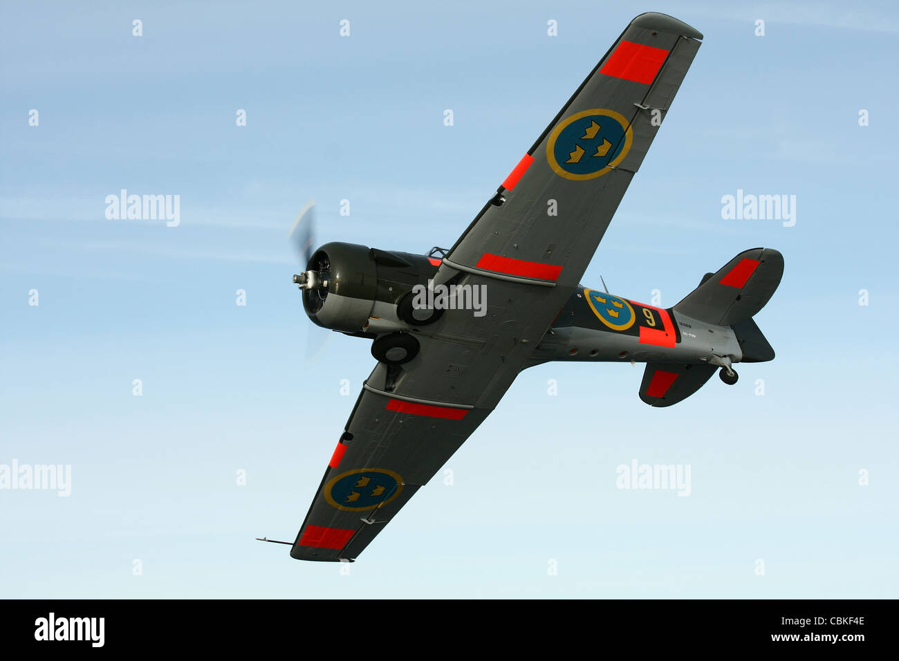 North American T-6texano/Harvard trainer warbird in svedese Air Force colori. Foto Stock