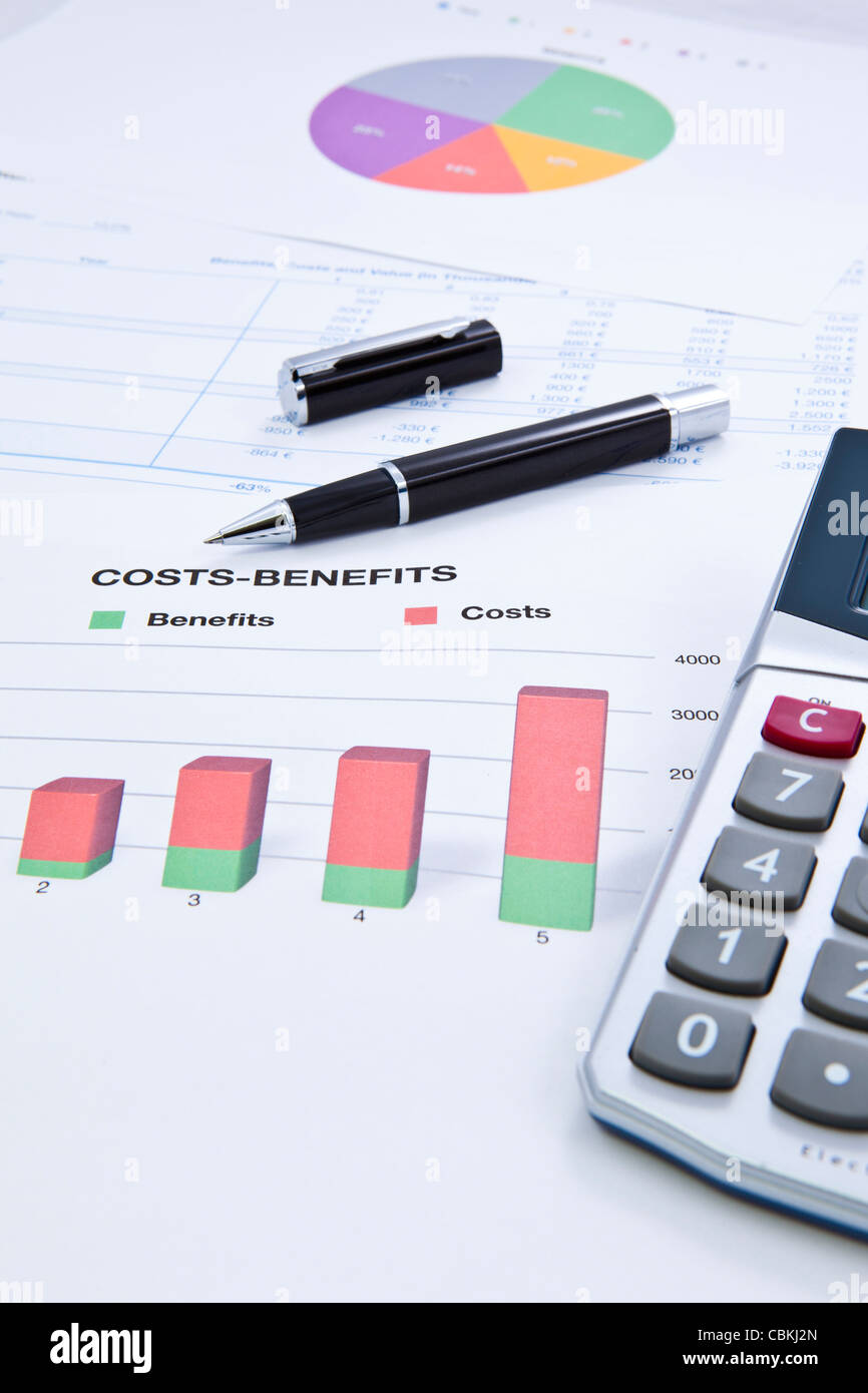 Una relazione finanziaria con un aumento dei costi Foto Stock