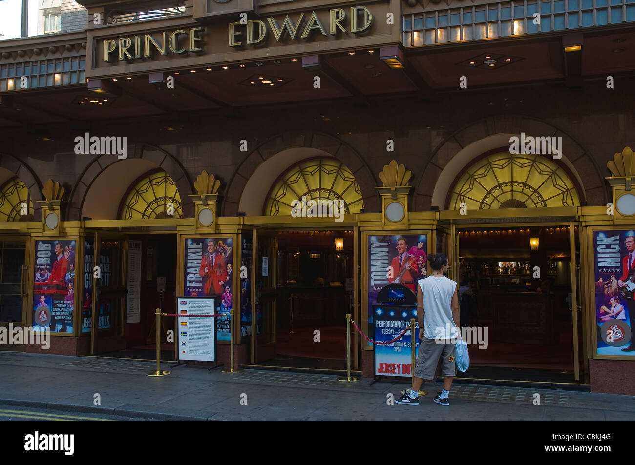 Prince Edward Theatre esterno Old Compton Street nel quartiere di Soho Londra Inghilterra Regno Unito Europa Foto Stock