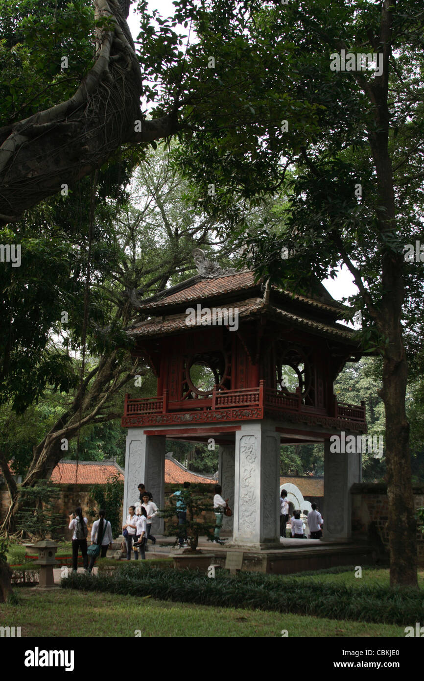 Studenti vietnamiti dentro il Tempio della Letteratura, Hanoi Foto Stock