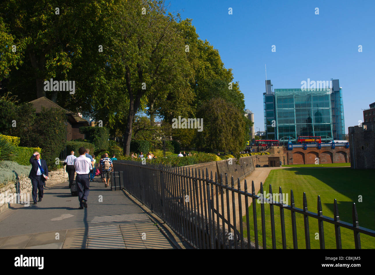 Il sentiero accanto al montaggio a secco della Torre di Londra nell'area di Tower Hill Londra Inghilterra Regno Unito Europa Foto Stock