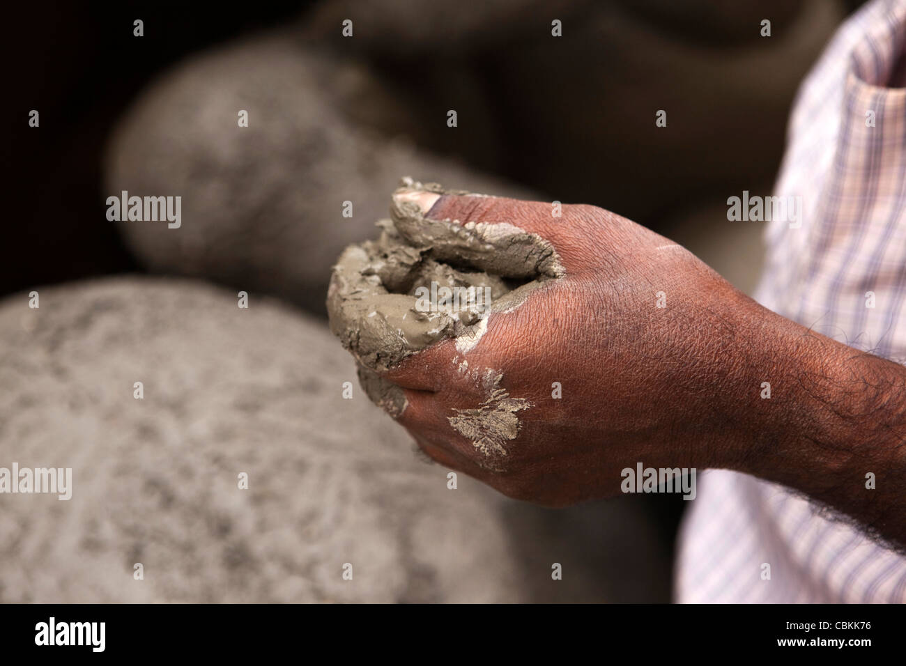 India Bengala Occidentale, Calcutta, Kumartuli, scultori' enclave, mani dello scultore rendendo clay puja effigi di divinità Foto Stock