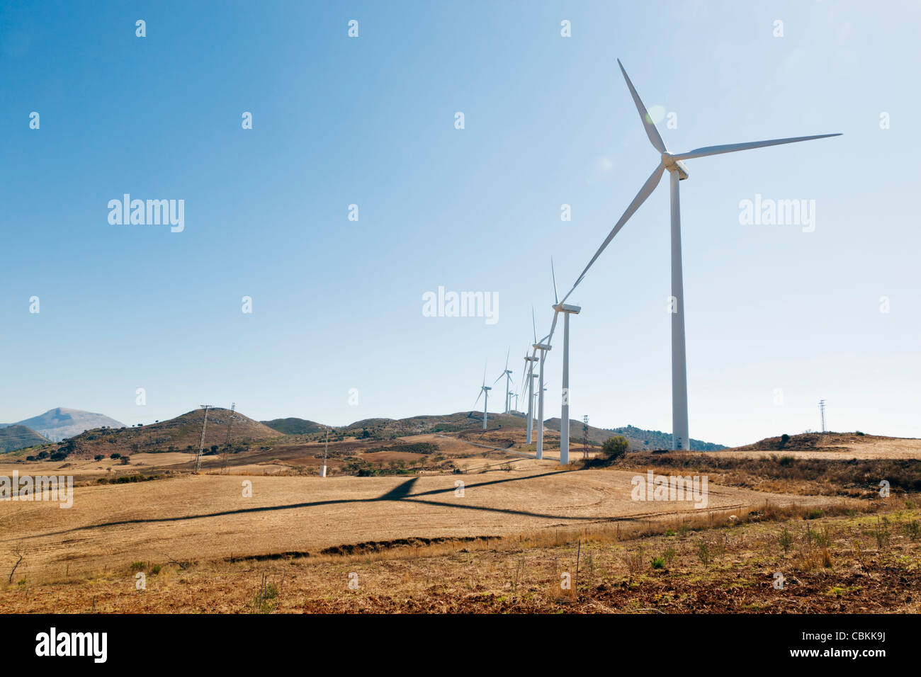 Per centrali eoliche vicino a Ardales, provincia di Malaga, Spagna. Mulini a vento la generazione di elettricità. Foto Stock