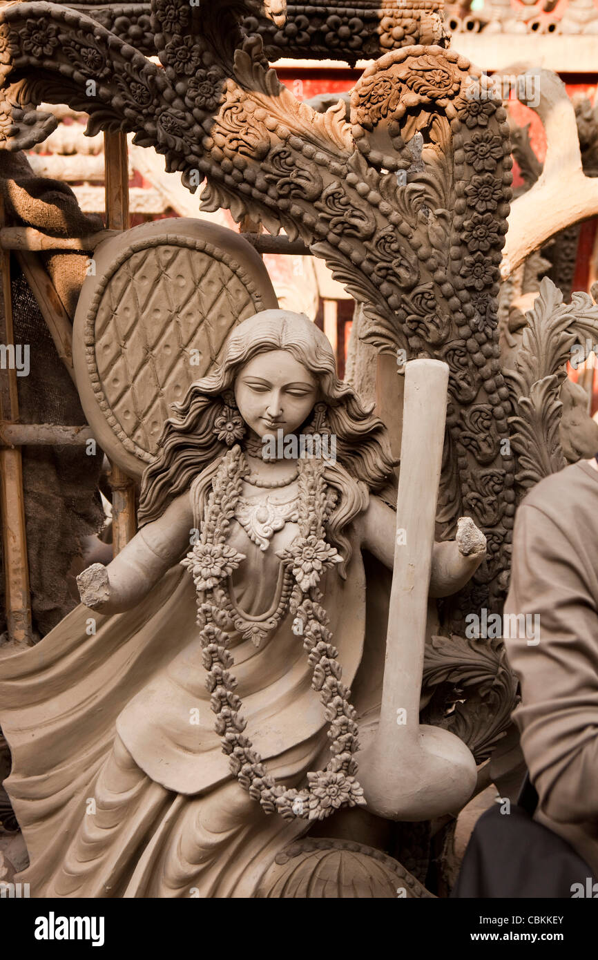 India Bengala Occidentale, Calcutta, Kumartuli, scultori' enclave, argilla puja effigi della dea Saraswati in attesa di pittura Foto Stock