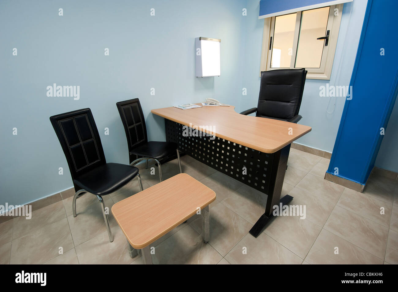 Sala di consultazione in una chirurgia medici al centro medico Foto Stock