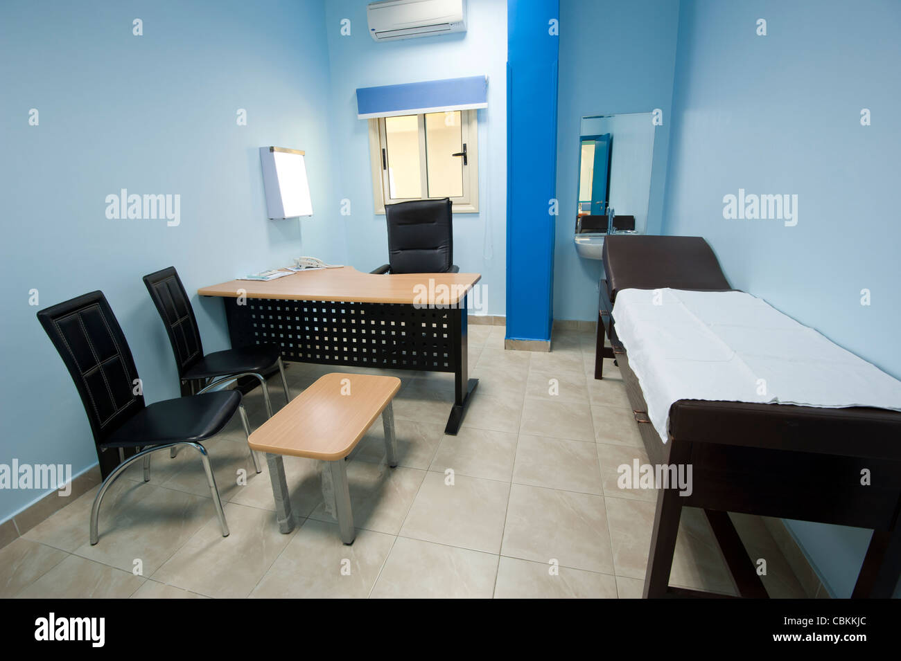 Sala di consultazione in una chirurgia medici al centro medico Foto Stock