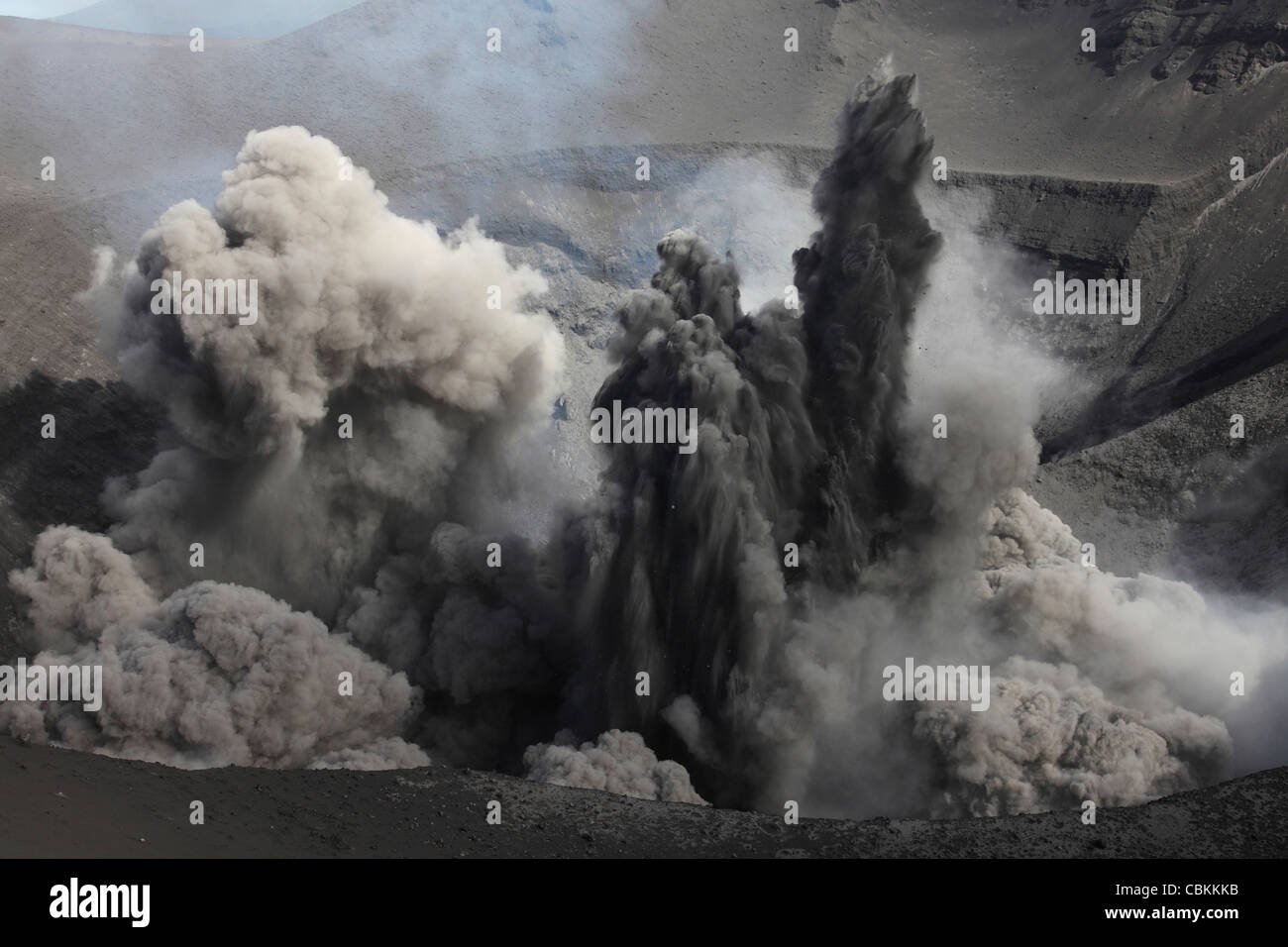 Febbraio 6, 2010 - nube di cenere eruzione del vulcano Yasur, dell'Isola di Tanna, Vanuatu. Foto Stock