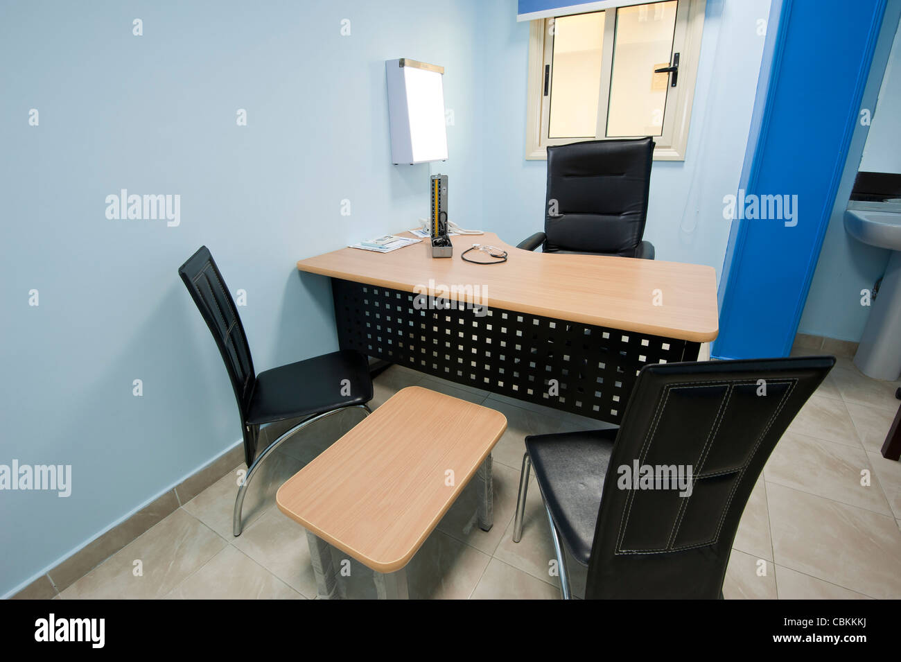 Sala di consultazione in una chirurgia medici al centro medico Foto Stock