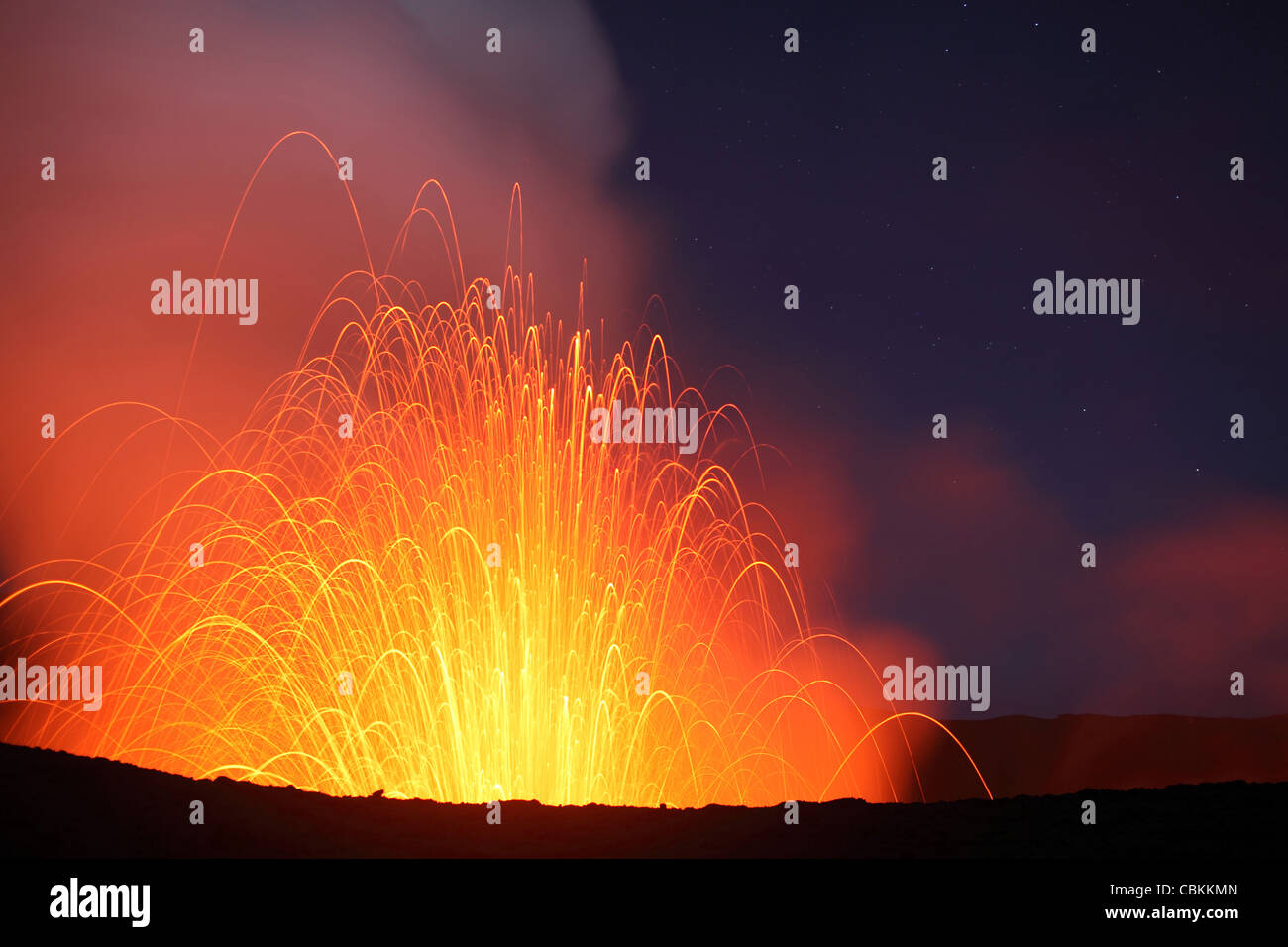 2 giugno 2010 - eruzione stromboliana su starlit notte, vulcano Yasur, dell'Isola di Tanna, Vanuatu. Foto Stock