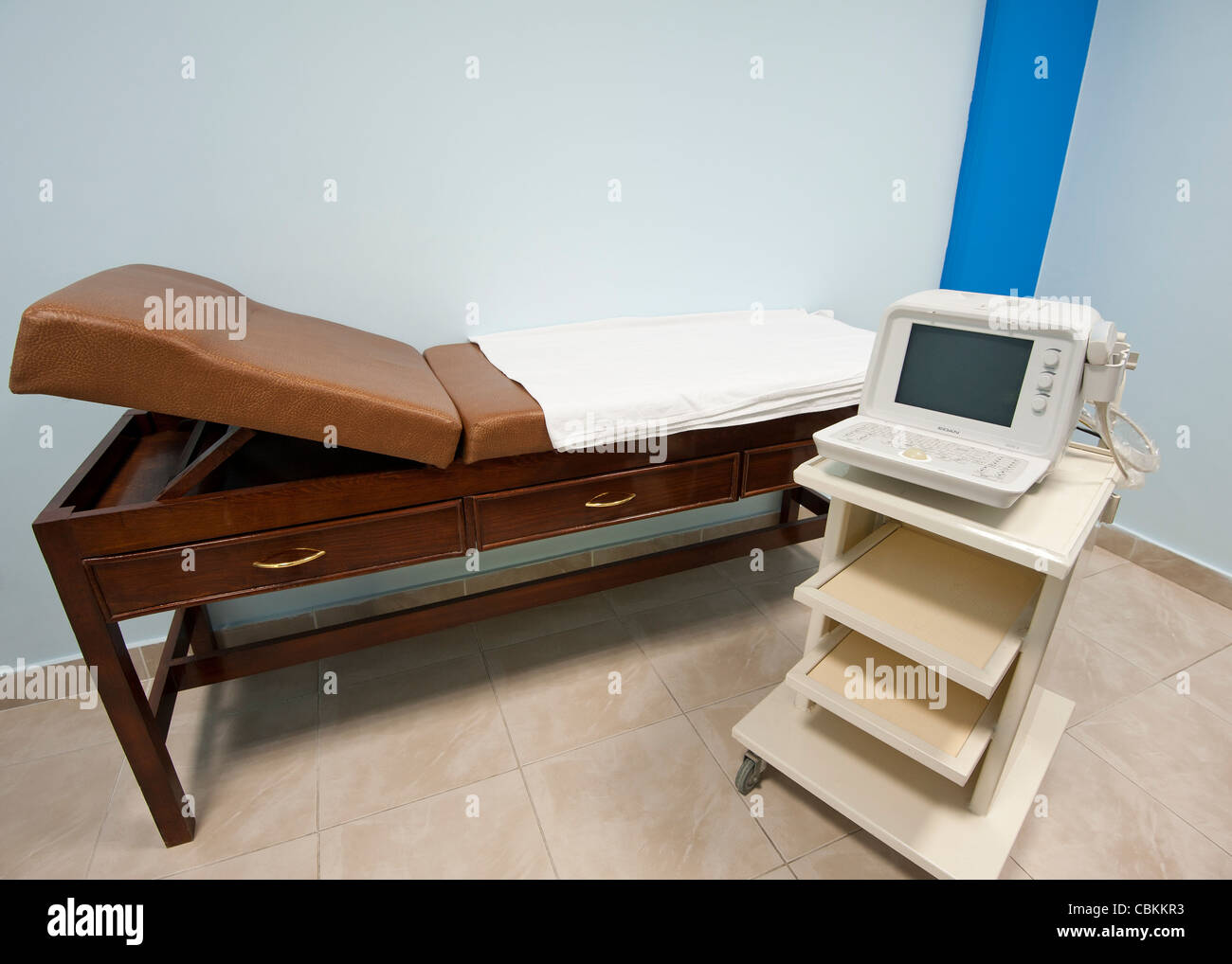 Esame del banco della macchina e macchina di ecg in una chirurgia medici Foto Stock